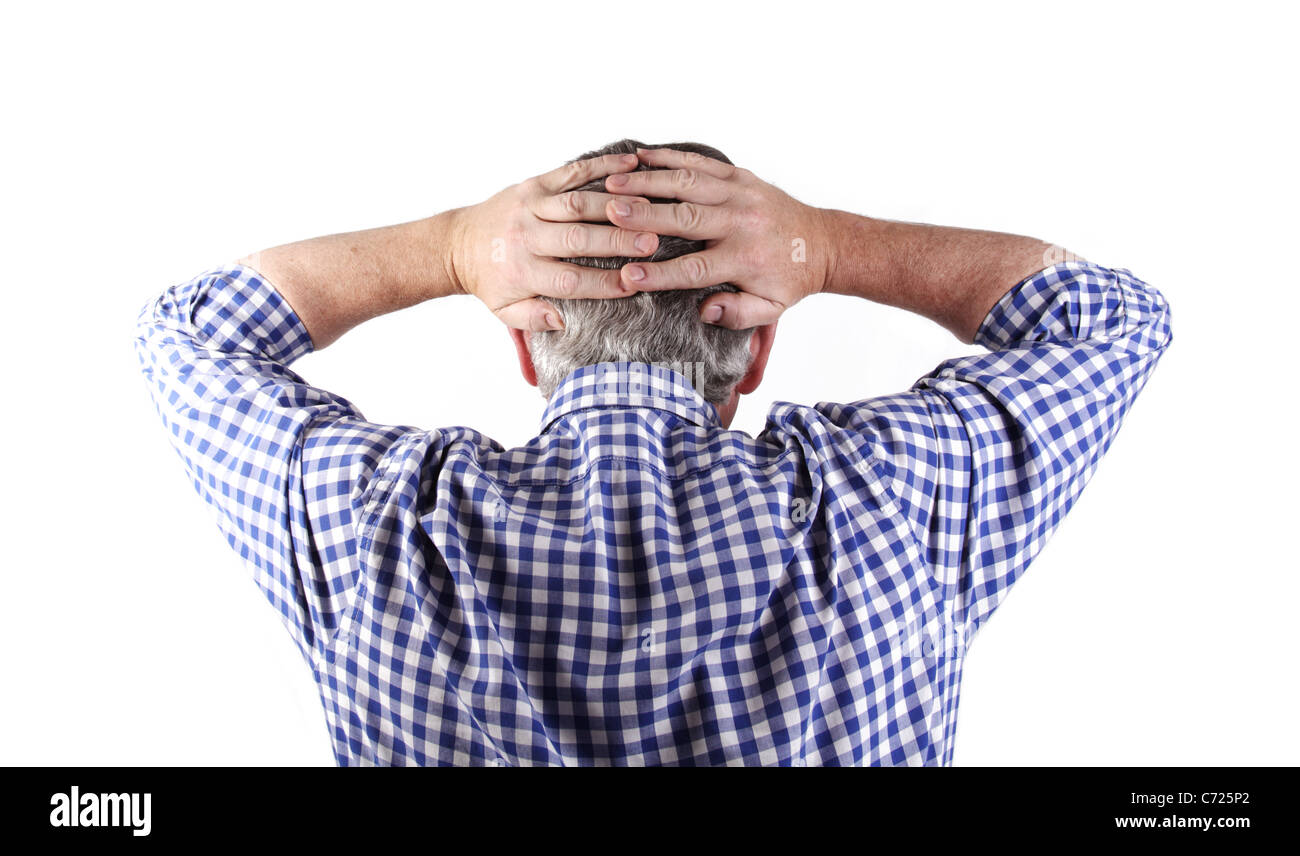 Uomo di mezza età tenendo le mani sulla sua testa contro uno sfondo bianco Foto Stock