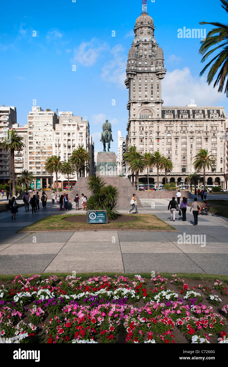 Plaza Independencia, Palacio Salvo e Jose Artigas statua equestre, Montevideo, Uruguay Foto Stock