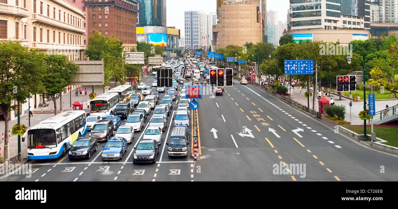 Traffico interrotto da un semaforo a Shanghai in Cina Foto Stock
