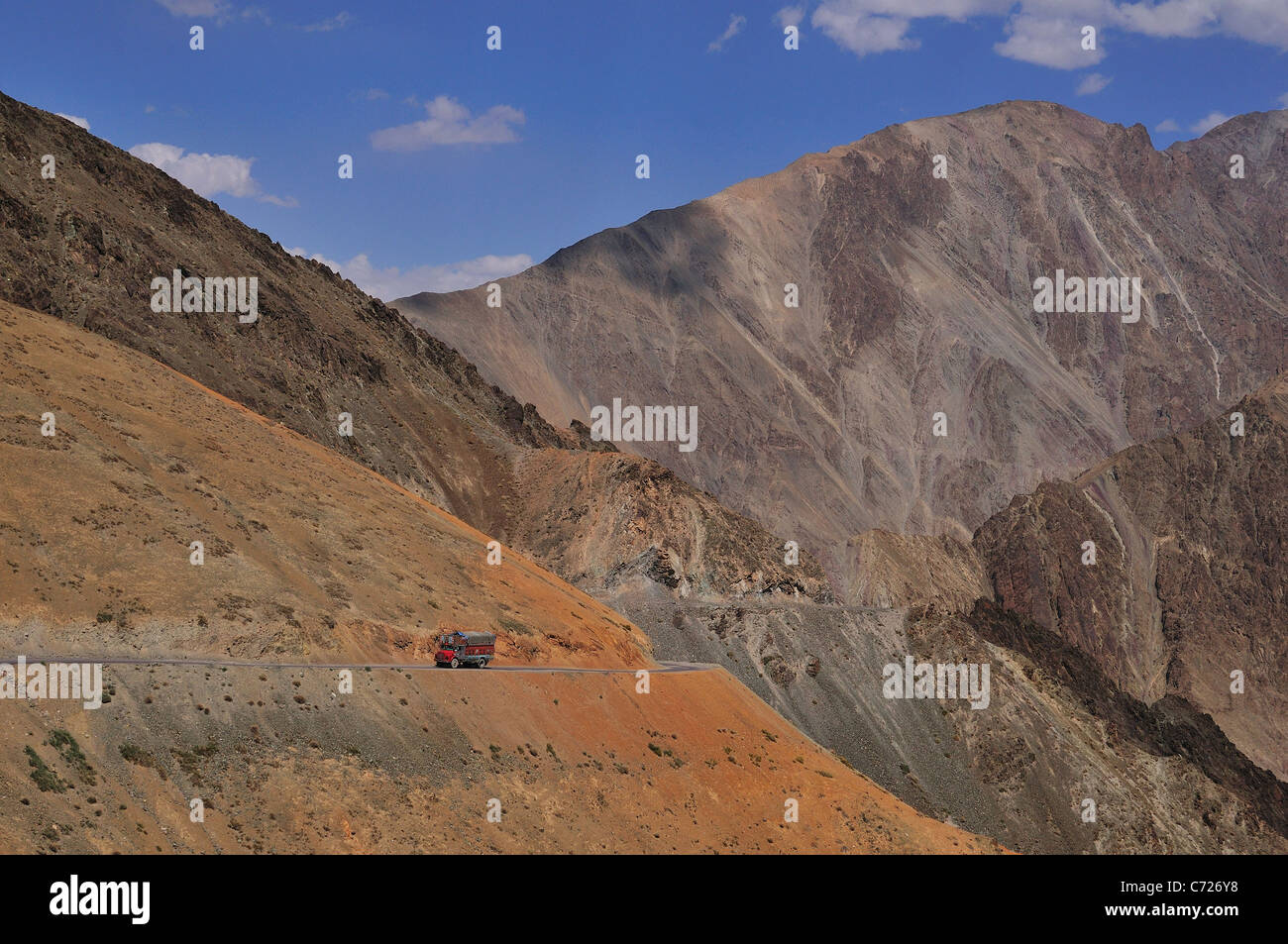 Avvolgimento strada spaventosa tra Lamayuru a Khaltse nel desolato Zanskar montagne. Foto Stock