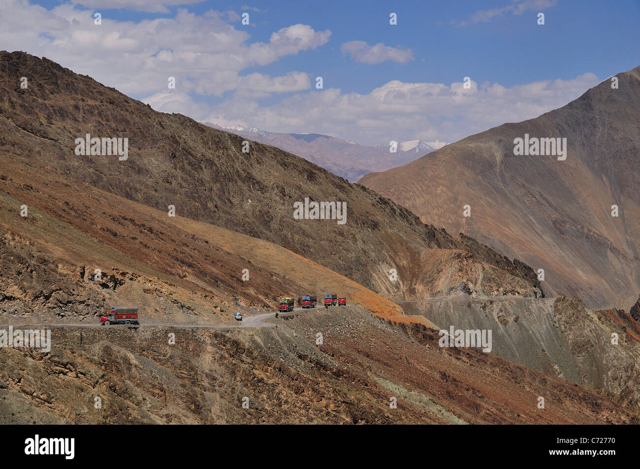 Avvolgimento strada spaventosa tra Lamayuru a Khaltse nel desolato Zanskar montagne. Foto Stock