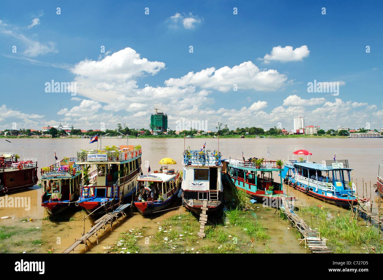Le imbarcazioni turistiche a phnom penh riverside Cambogia Foto Stock