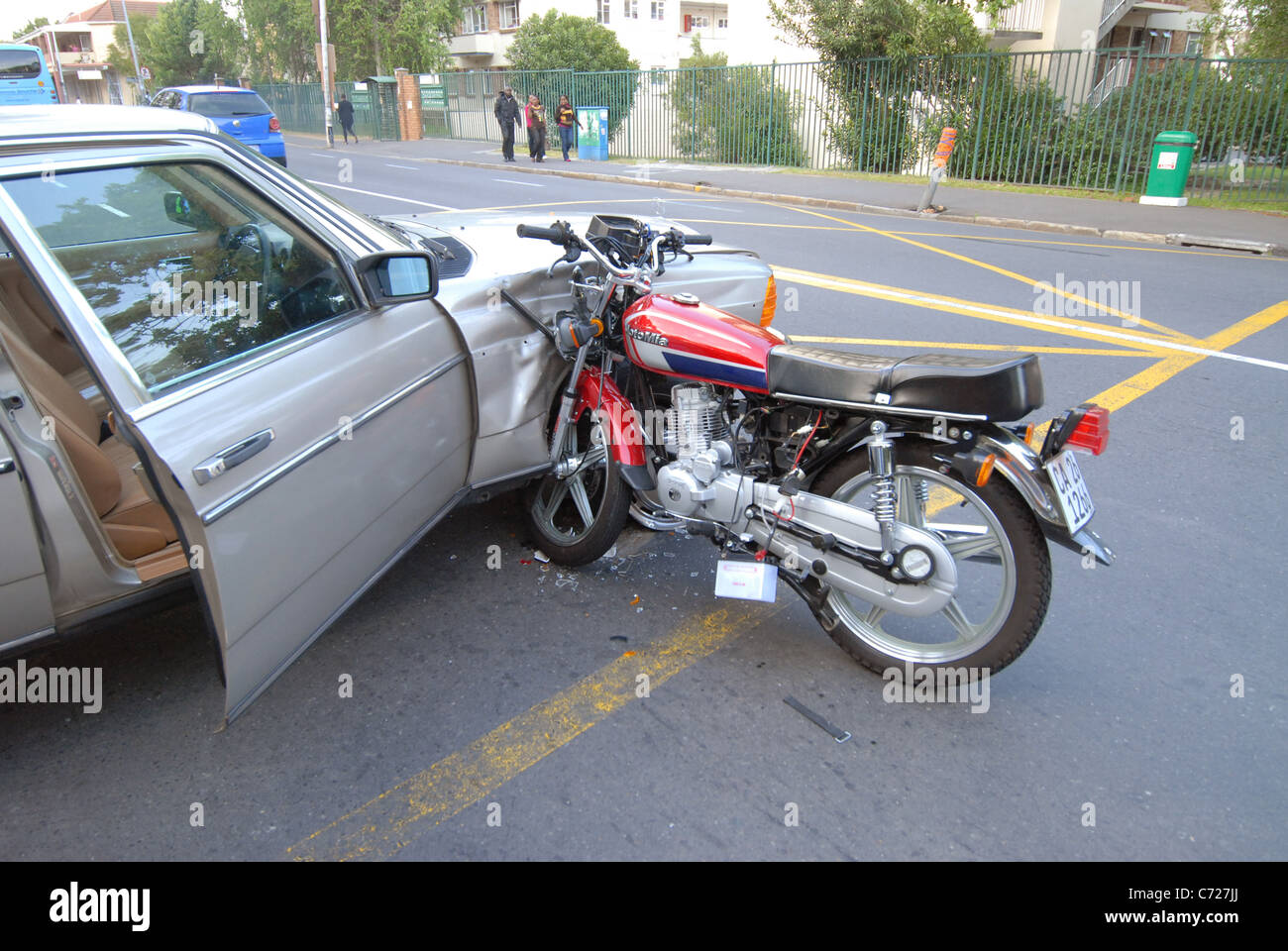 Incidente tra una macchina e la motocicletta in corrispondenza di una intersezione su Main rd, Newlands, Città del Capo Foto Stock