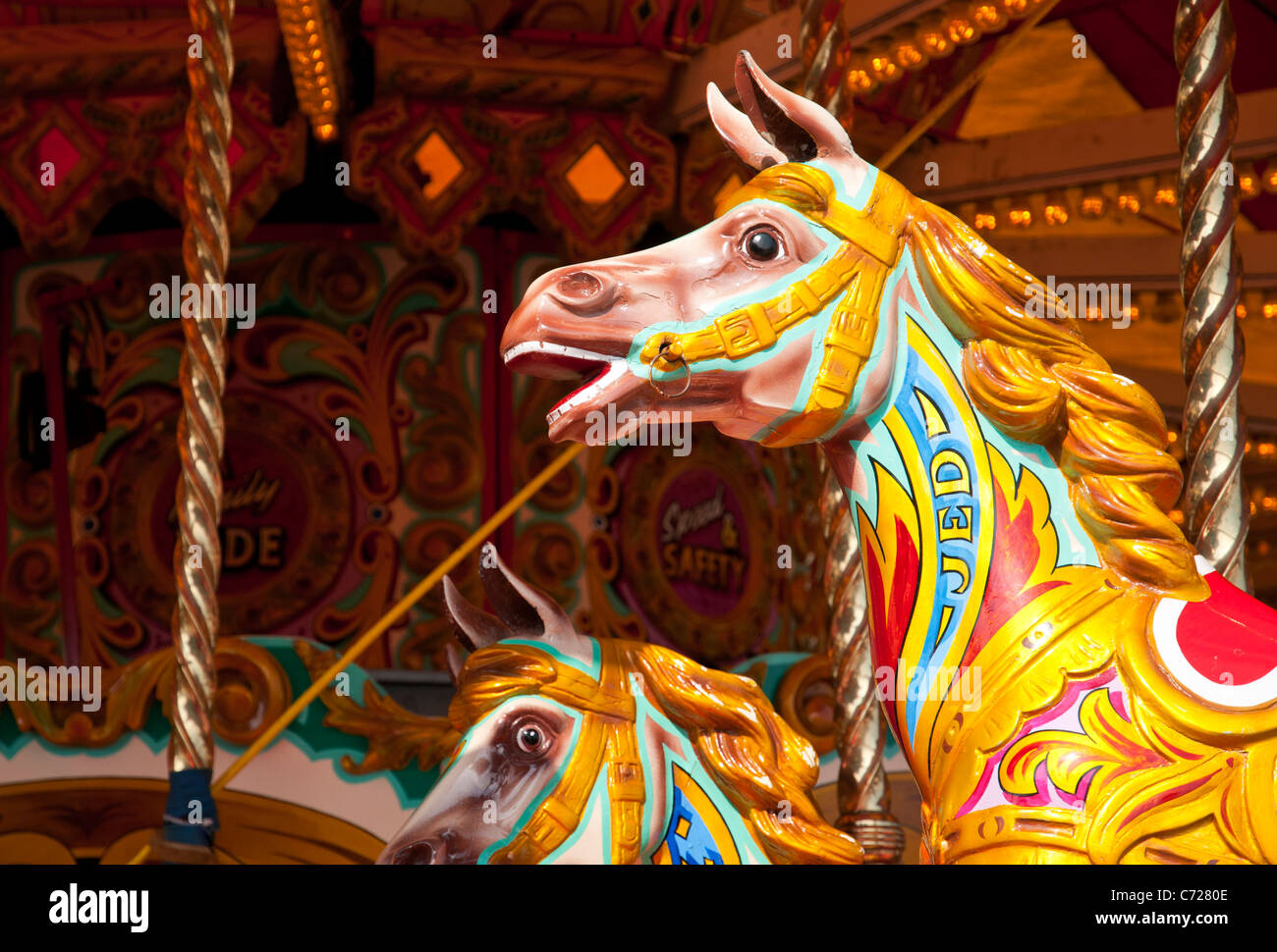 Dipinto di cavalli in legno su un merry-go-round, DEVON REGNO UNITO Foto Stock