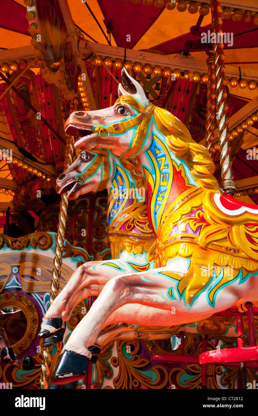 Dipinto di cavalli in legno su un merry-go-round, DEVON REGNO UNITO Foto Stock