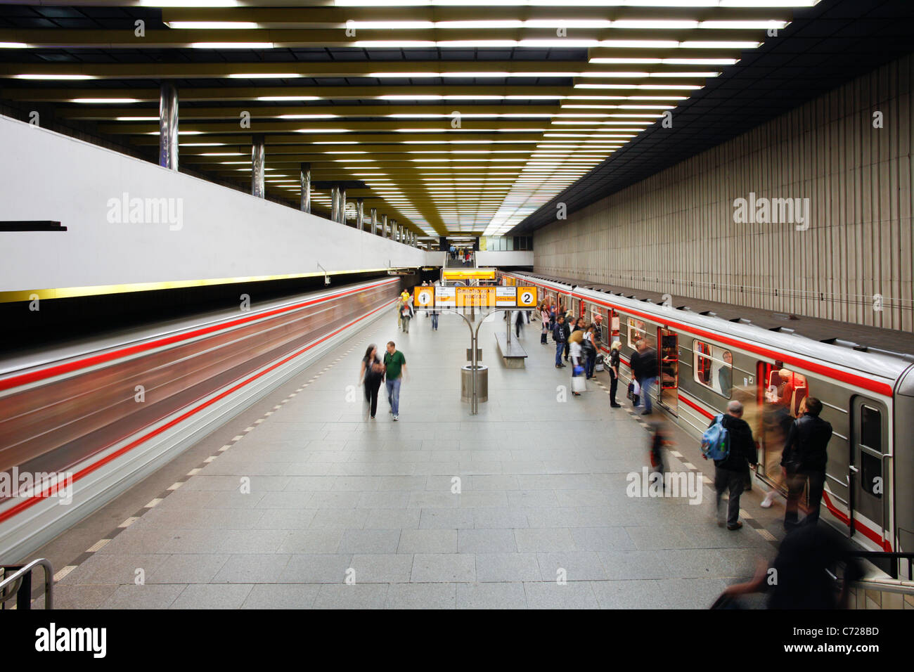 La metropolitana arriva a Smichovske Nadrazi stazione della metropolitana, Praga, Repubblica Ceca, Europa Foto Stock