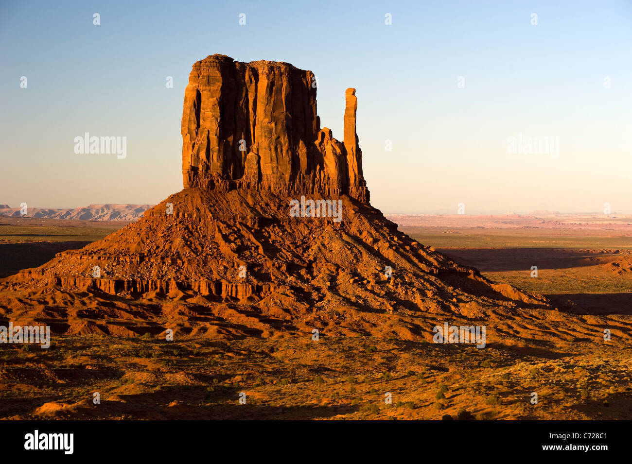 West Mitten Butte al tramonto, il parco tribale Navajo Monument Valley, Arizona USA Utah Foto Stock