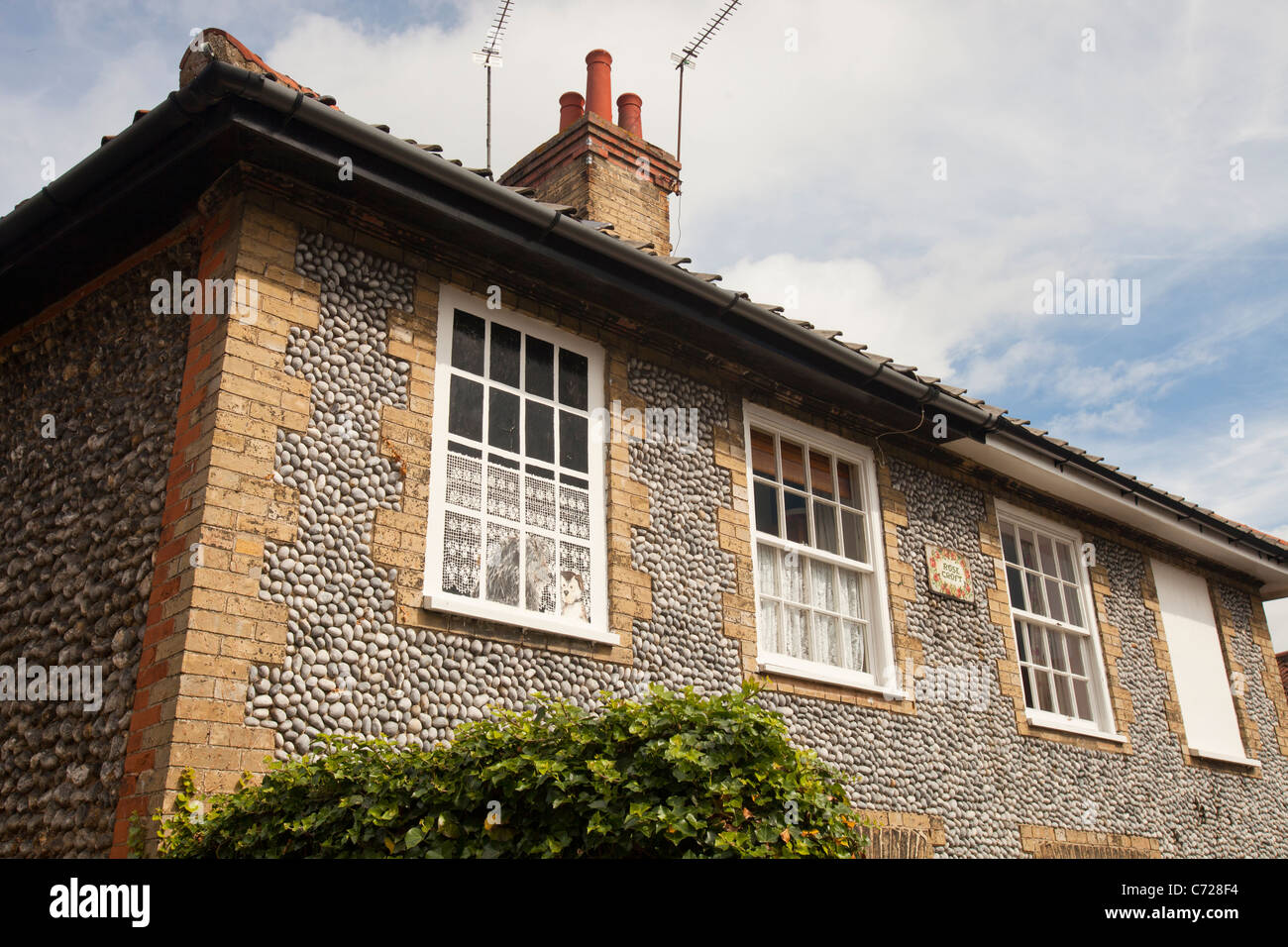 Una finestra in una casa a Holt, Norfolk, Regno Unito, che è stato bloccato a causa di la finestra Imposta, Foto Stock