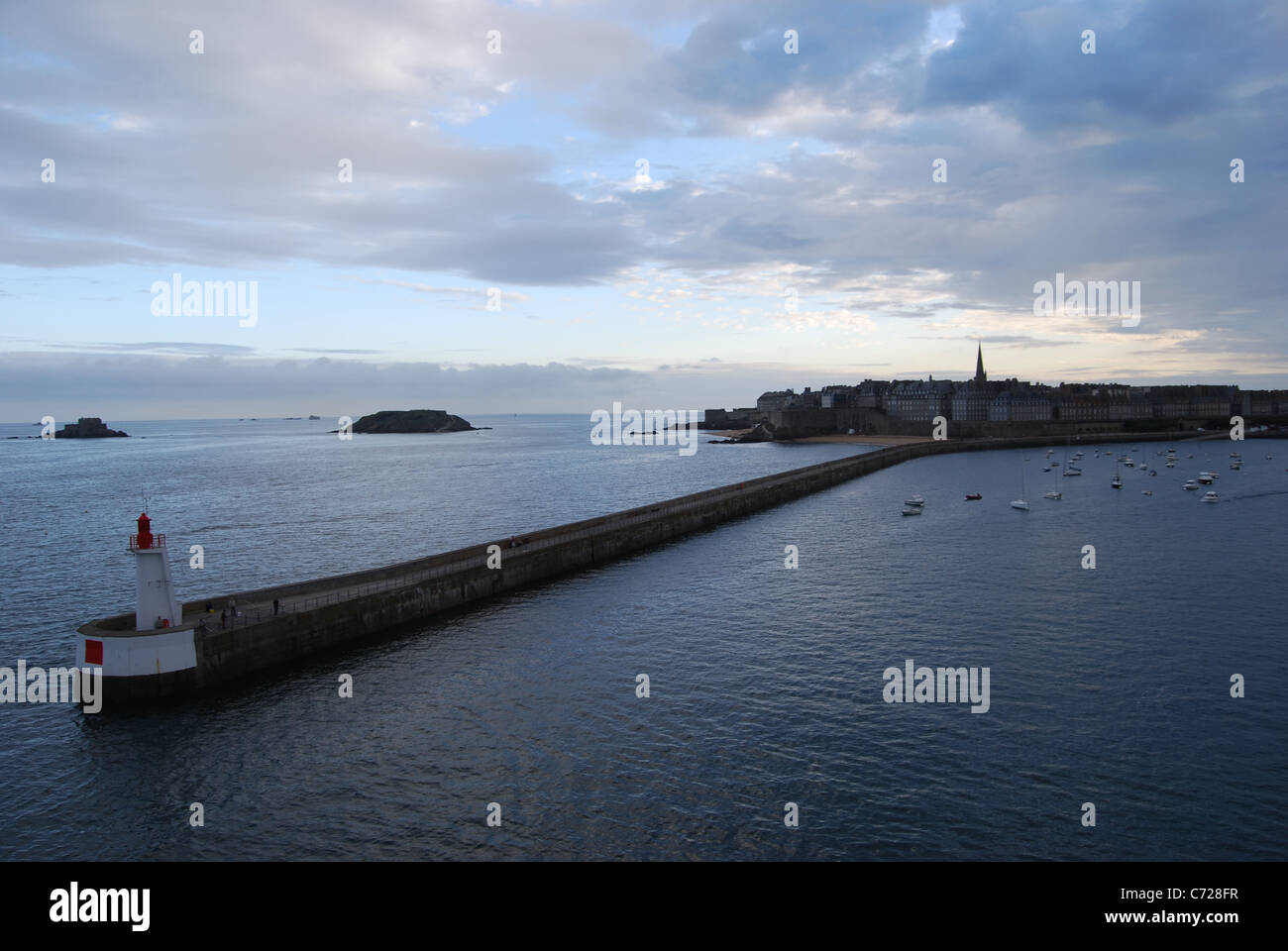 La città murata (La Ville Intra-Muros) e la parete del mare, St. Malo, Francia Foto Stock