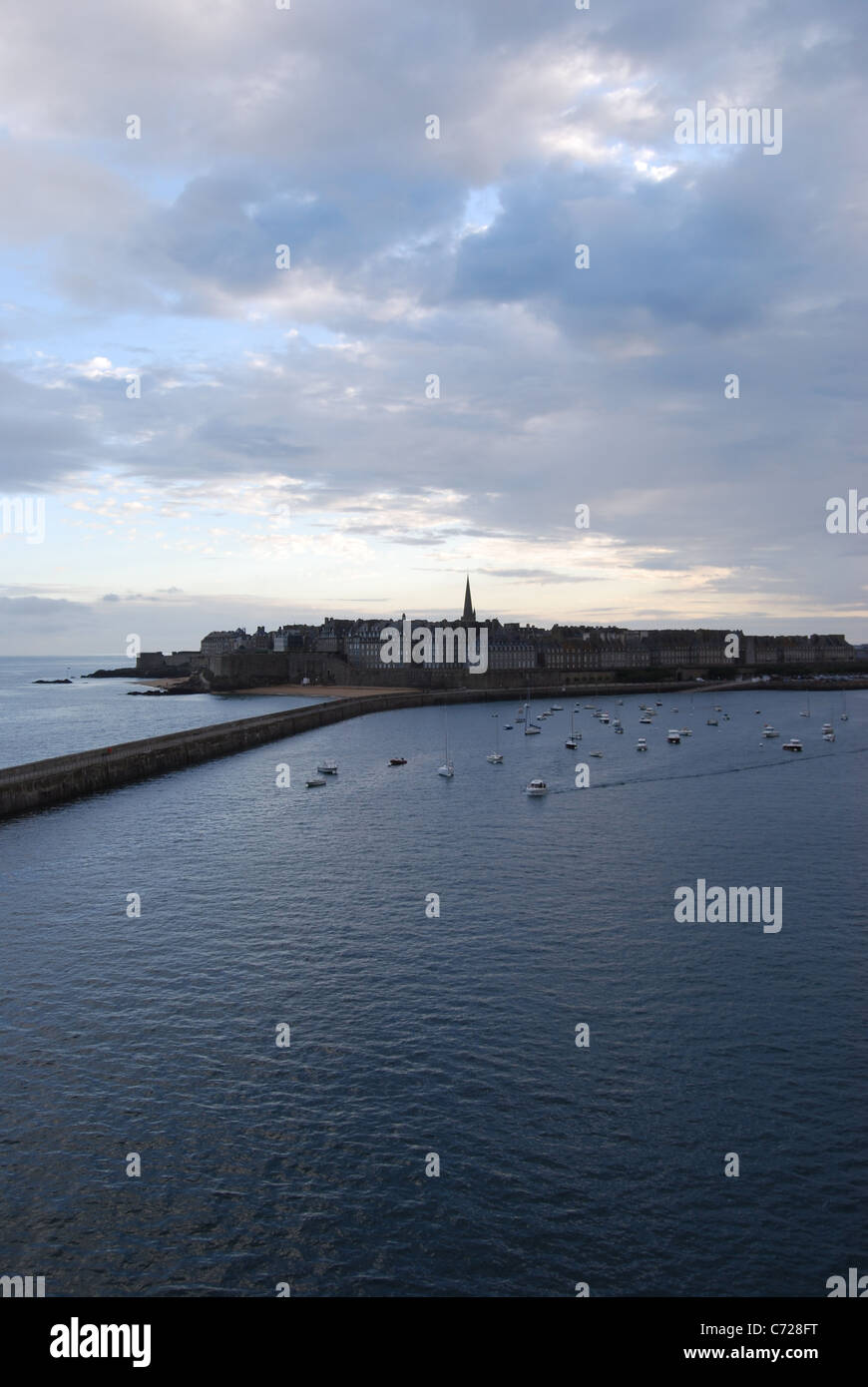 La città murata (La Ville Intra-Muros) e la parete del mare, St. Malo, Francia Foto Stock