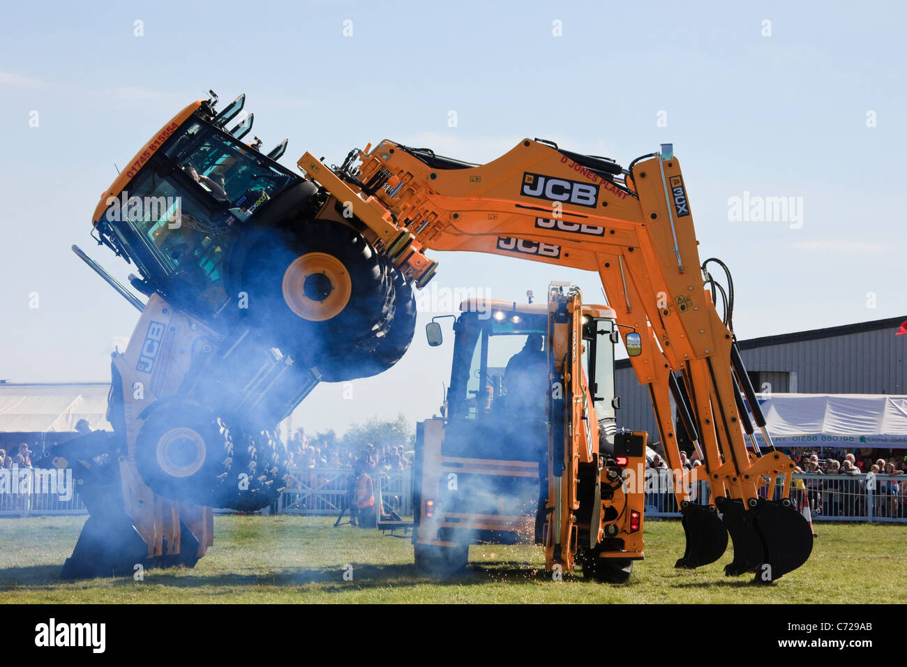 Dancing JCB escavatrice visualizzazione alla contea di Anglesey in mostra il Mona showground. Isola di Anglesey, Galles del Nord, Regno Unito, Gran Bretagna Foto Stock