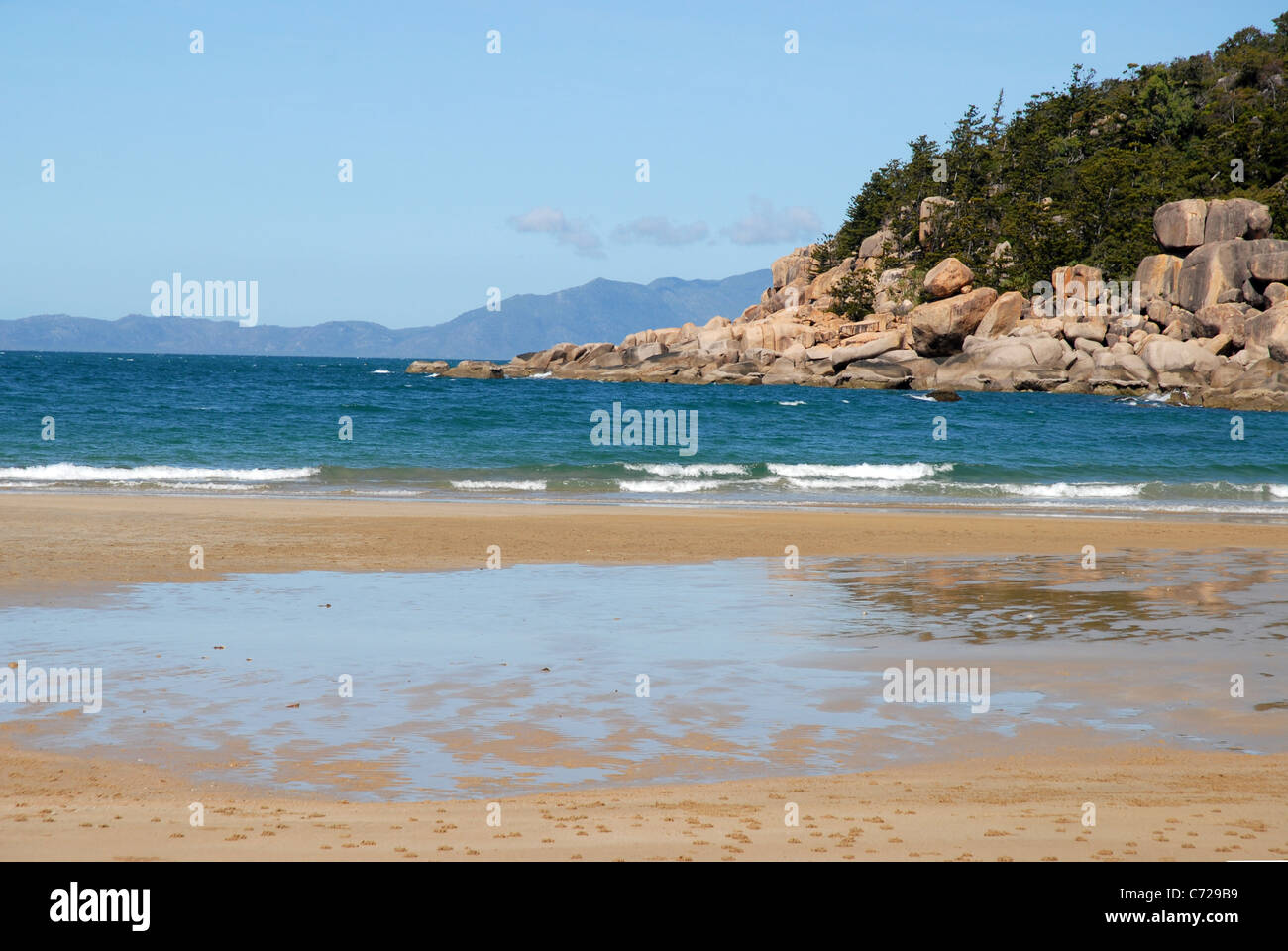 Terreno non lavorato e in spiaggia, firenze bay, Magnetic Island, Queensland, Australia Foto Stock