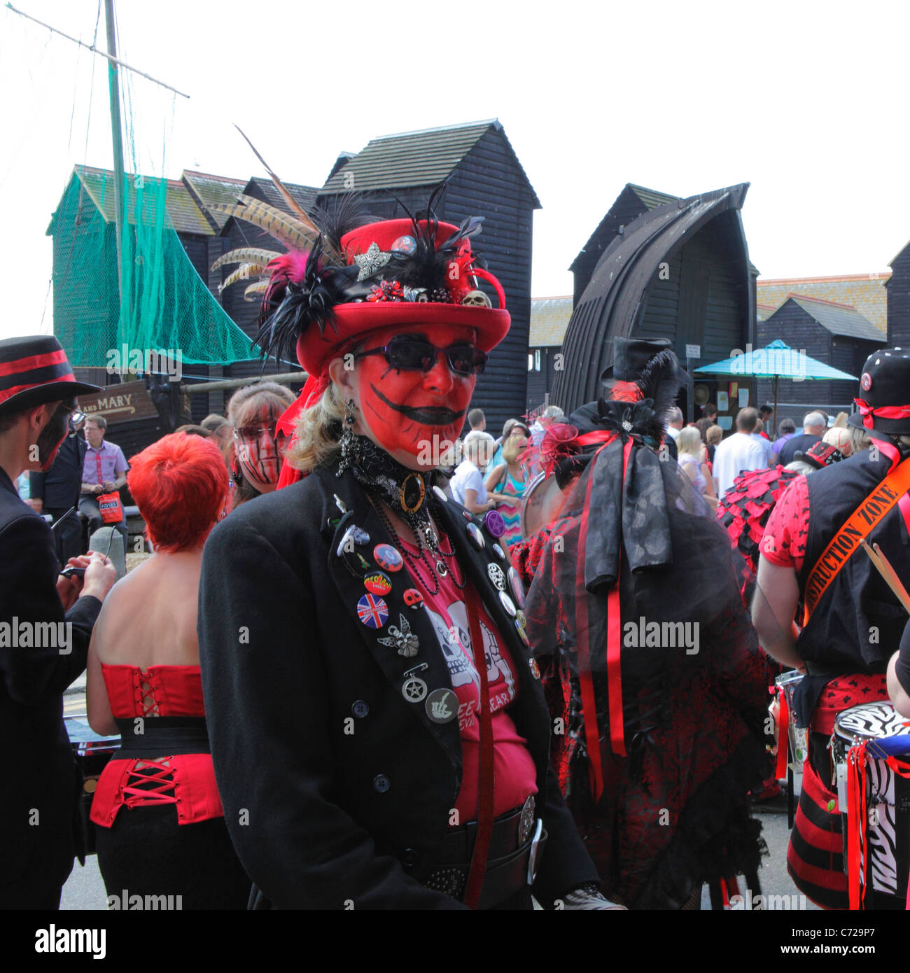 Faccia dipinta di Hastings batterista presso la Old Town la settimana di carnevale cerimonia di apertura, East Sussex, England, Regno Unito, GB Foto Stock