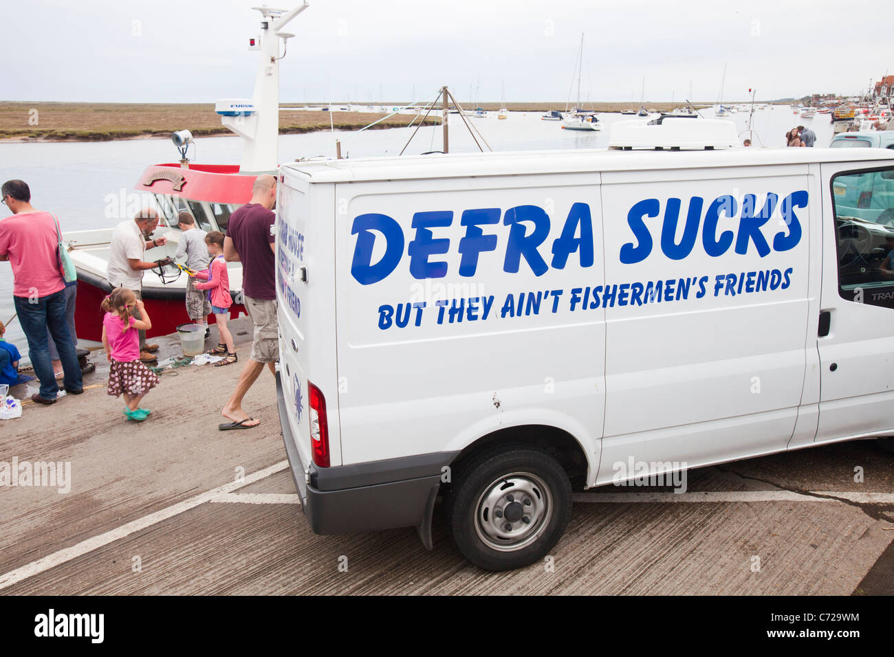 Un fishermans van a Wells accanto al mare, nel Norfolk, Regno Unito che ovviamente non è un fan di DEFRA. Foto Stock