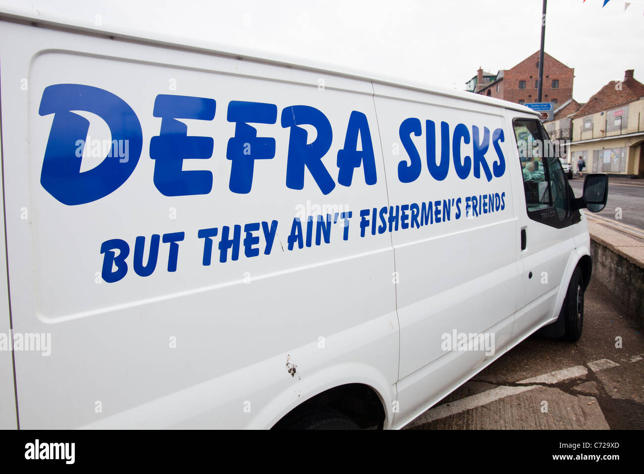 Un fishermans van a Wells accanto al mare, nel Norfolk, Regno Unito che ovviamente non è un fan di DEFRA. Foto Stock