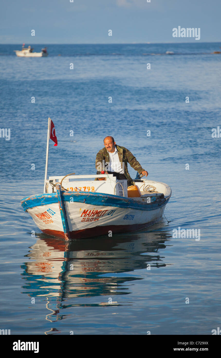 YUMURTALIK, Turchia - 7 maggio: pescatore locale tornando al porto dopo una lunga giornata di lavoro il 7 maggio 2011, Yumurtalik, Turchia. Foto Stock