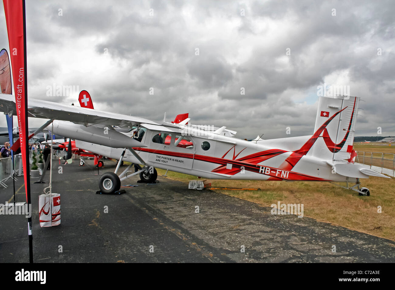 L'HB-FNI PC-6 Turbo Porter, un velivolo di produzione svizzera, è stato presentato al Farnborough International Airshow. Noto per il suo design robusto e le capacità di decollo e atterraggio corto (STOL), è utilizzato per applicazioni civili e militari, tra cui il trasporto merci e il lavoro aereo. Foto Stock
