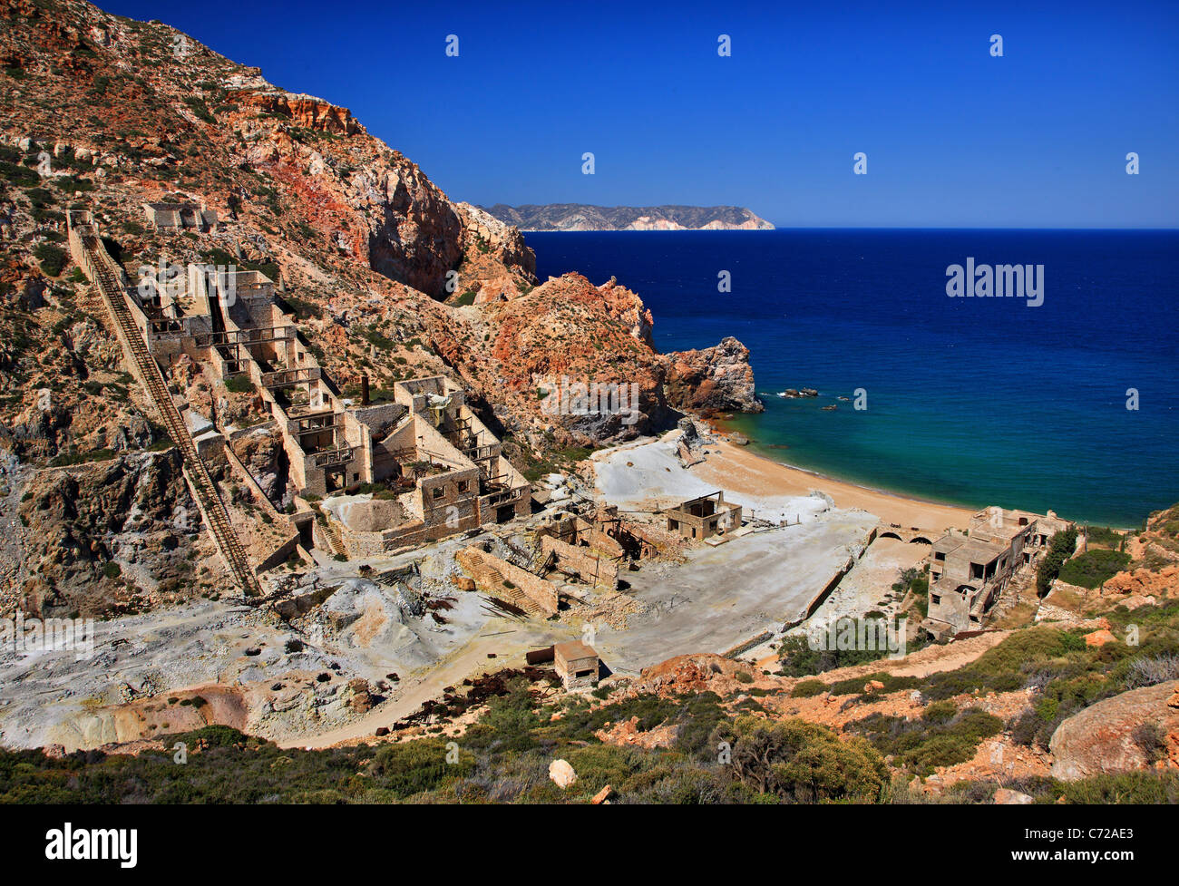 Abbandonate le miniere di zolfo e la bellissima spiaggia con underwater hot springs nell isola di Milos, Cicladi Grecia. Foto Stock