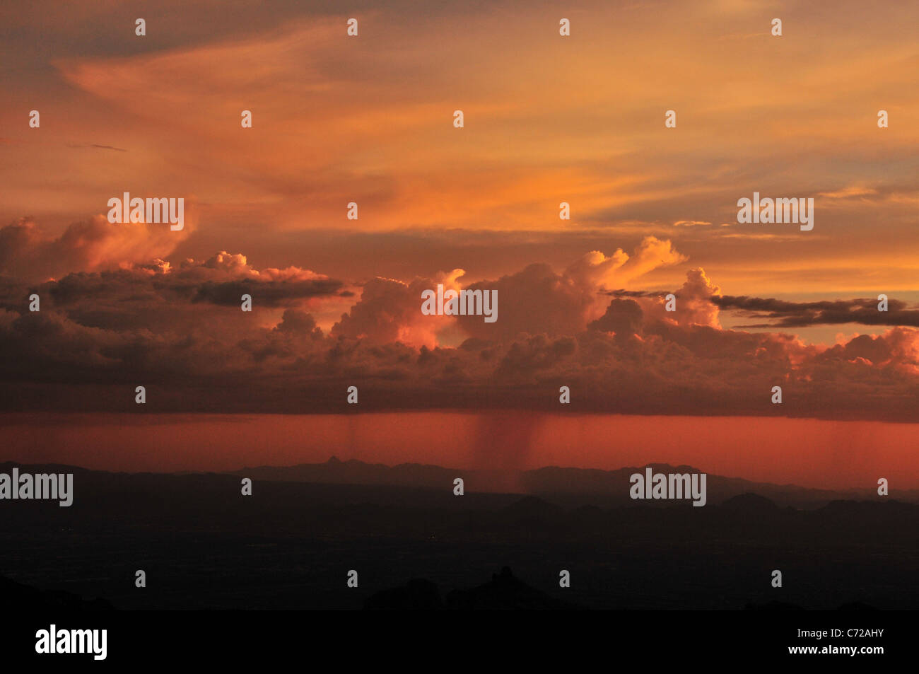 Una doccia monsonica al tramonto visto dal punto di Ventoso, Mount Lemmon, Foresta Nazionale di Coronado, Deserto Sonoran, Tucson, Arizona, Stati Uniti. Foto Stock