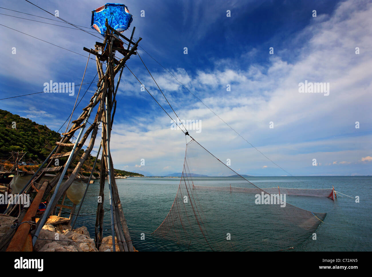 Un modo molto insolito della pesca chiamato 'Daliani", utilizzato nel golfo Ambracial, vicino alla città di Preveza, Epiro, Grecia Foto Stock