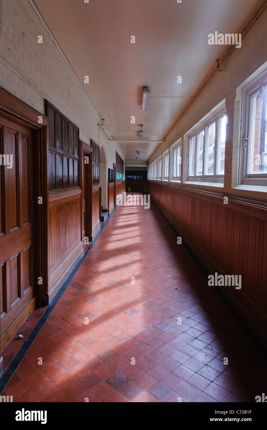 Corridoio di scuola in una vecchia scuola vittoriana, Campbell College di Belfast Foto Stock