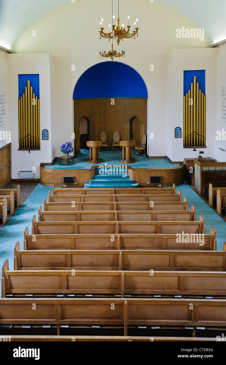 File di banchi e il pulpito della Chiesa di Gesù Cristo è uno scienziato, Belfast Foto Stock