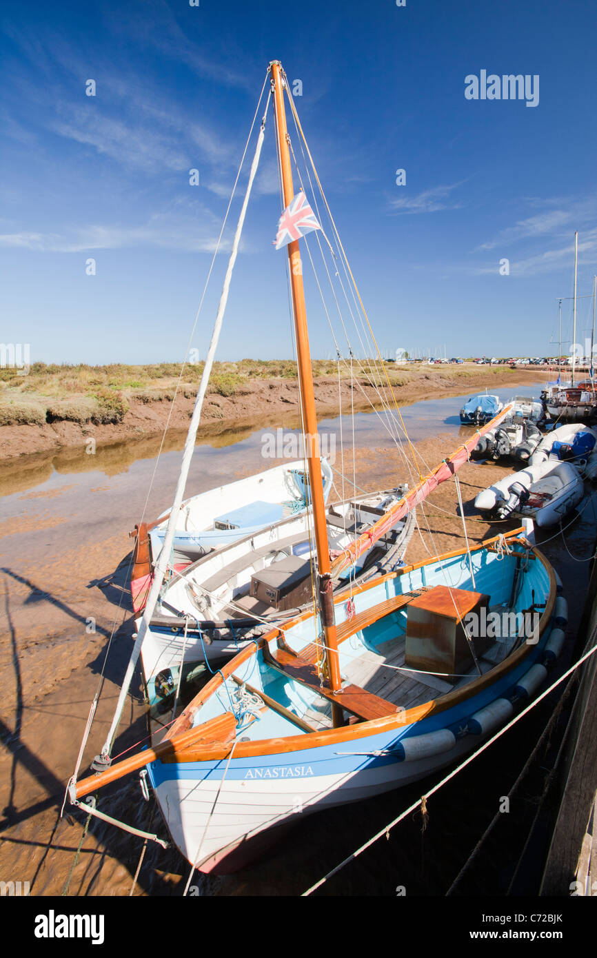 Un tradizionale in legno barca a vela nel porto di Blakeney, Costa North Norfolk, Regno Unito. Foto Stock