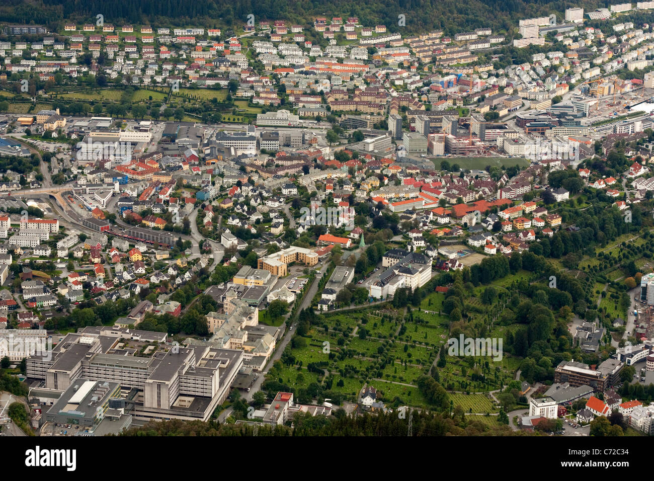 Vista su Bergen, Norvegia da Ulriksbanen. Haukeland University Hospital nella parte anteriore Foto Stock