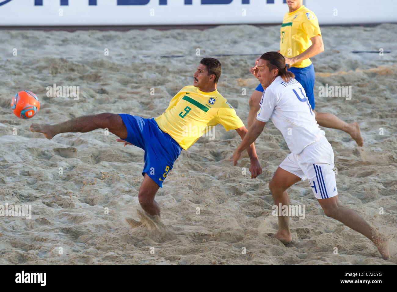 Andre (BRA) e Shinji Makino (JPN) giocando per FIFA Beach Soccer World Cup Ravenna-Italy 2011 : Brasile 3-2 in Giappone. Foto Stock