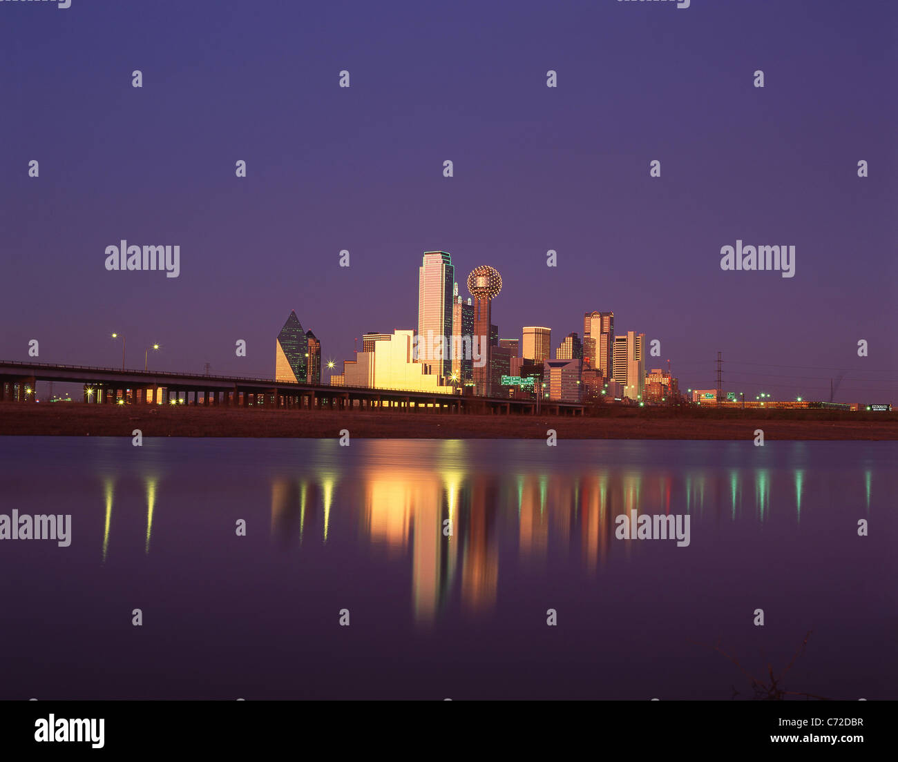 Città al crepuscolo, Dallas, Texas, Stati Uniti d'America Foto Stock