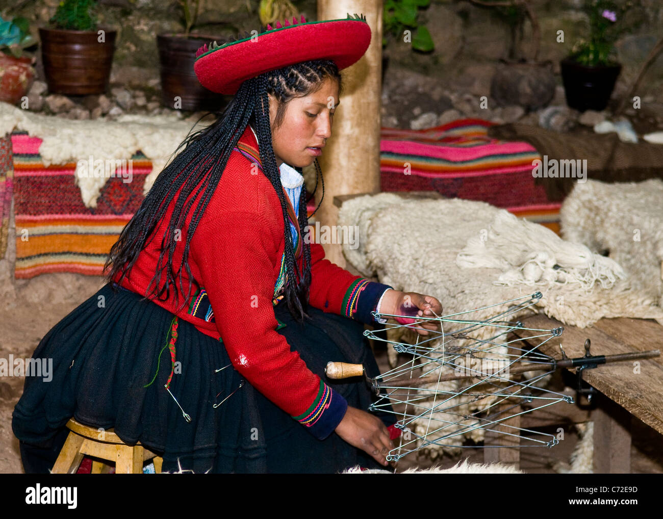 Il quechua donna indiana la tessitura Foto Stock