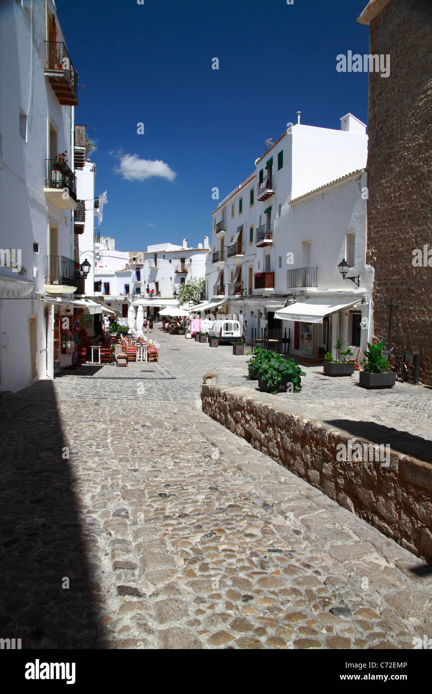 Tipica strada nella città fortificata di Dalt Vila, Ibiza, Spagna Foto Stock