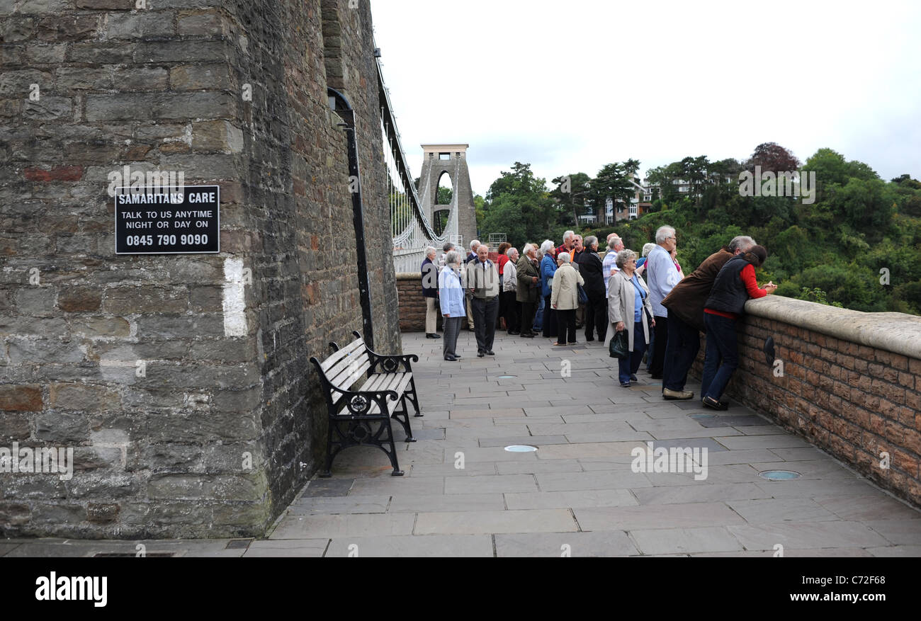 Samaritani helpline messaggio per eventuali ponticelli suicidio presso la Clifton Suspension Bridge in Bristol Foto Stock