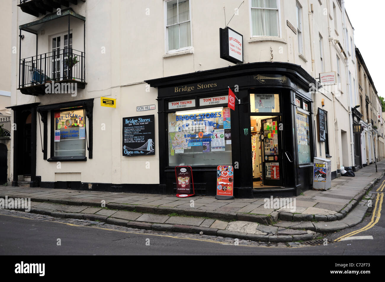 Negozio ad angolo nella zona del villaggio di Clifton di Bristol Regno Unito Foto Stock