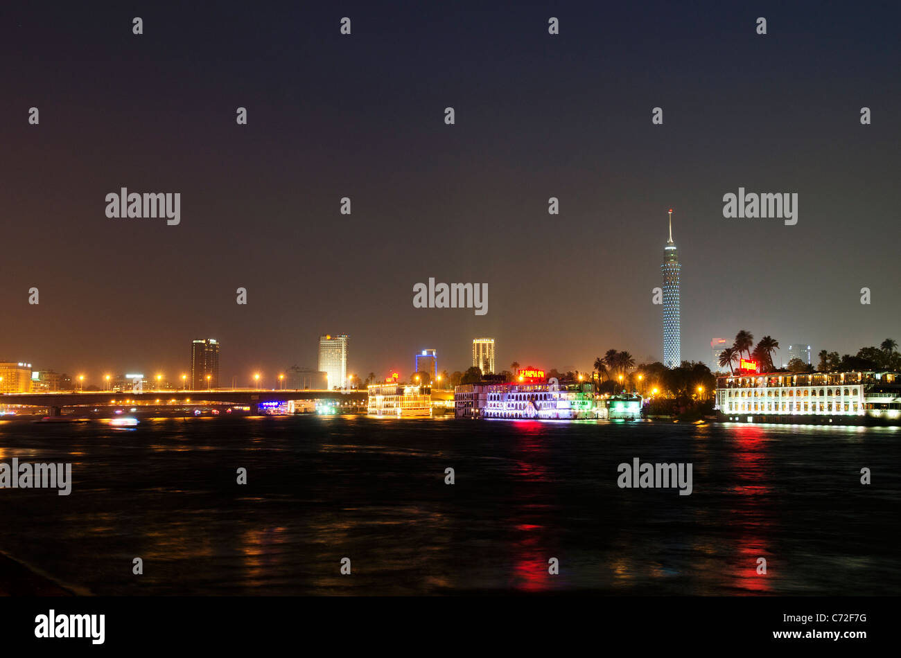 Nilo riverside di notte in Il Cairo Egitto Foto Stock