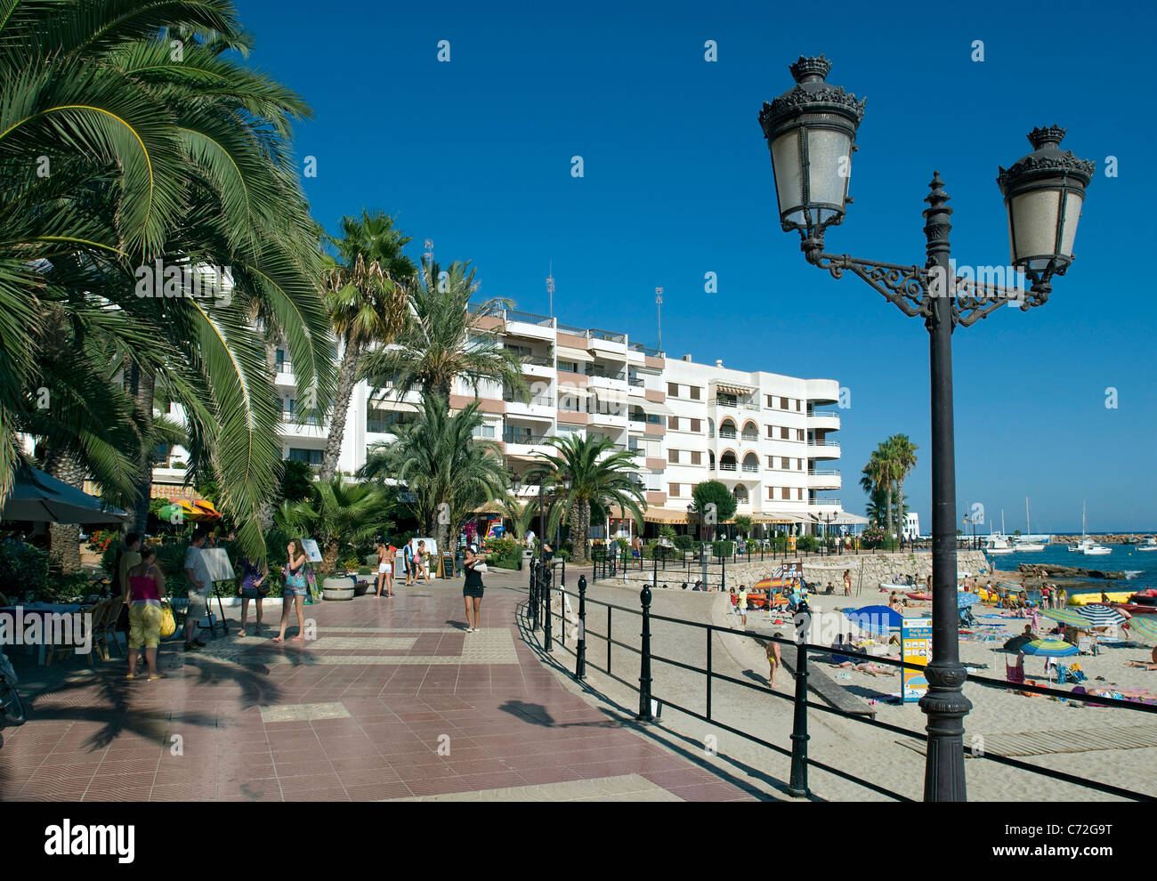 Sul lungomare di Santa Eulalia, Ibiza, Spagna Foto Stock