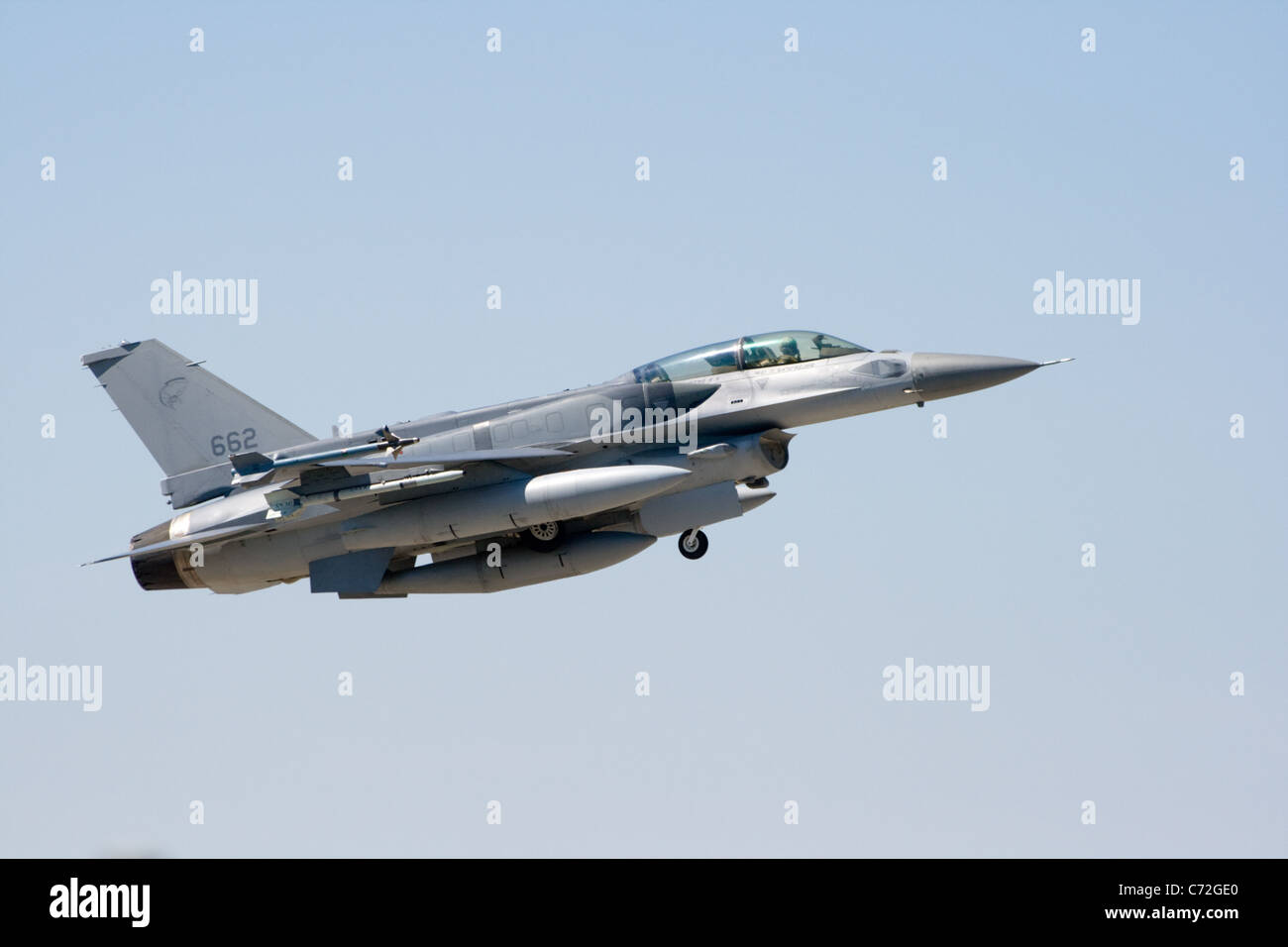 Da Singapore Air force f-16d decolla da orange airbase in Francia come parte di esercizio garuda iv. Foto Stock