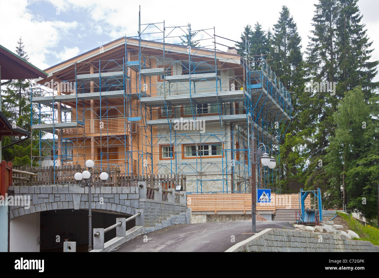 Chalet in costruzione, Madonna di Campiglio, Trentino, Italia Foto Stock