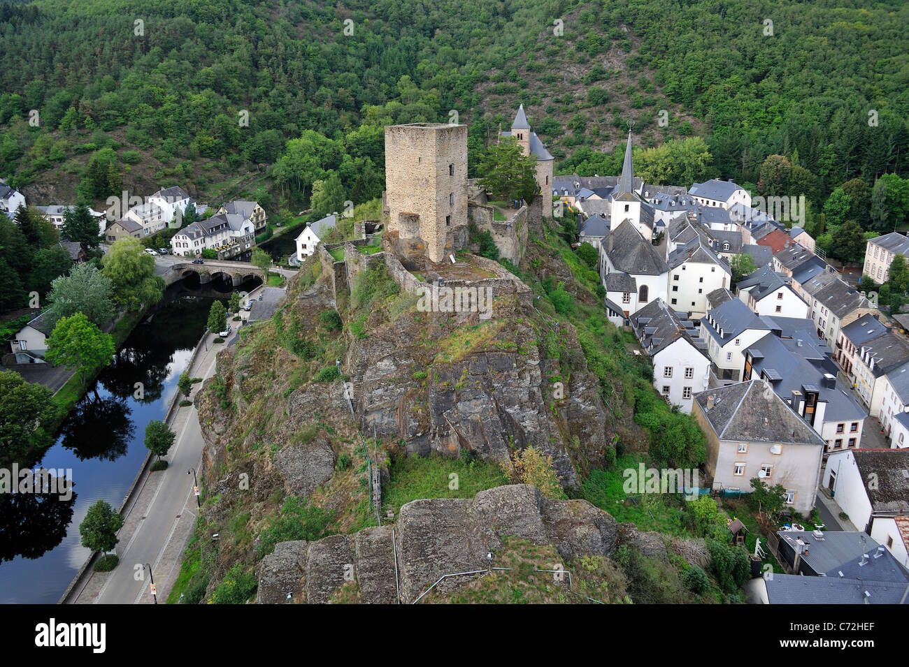 Il villaggio di Esch-sur-Sûre / Esch-Sauer con le rovine del castello lungo il fiume Sauer / Sûre, Lussemburgo Foto Stock