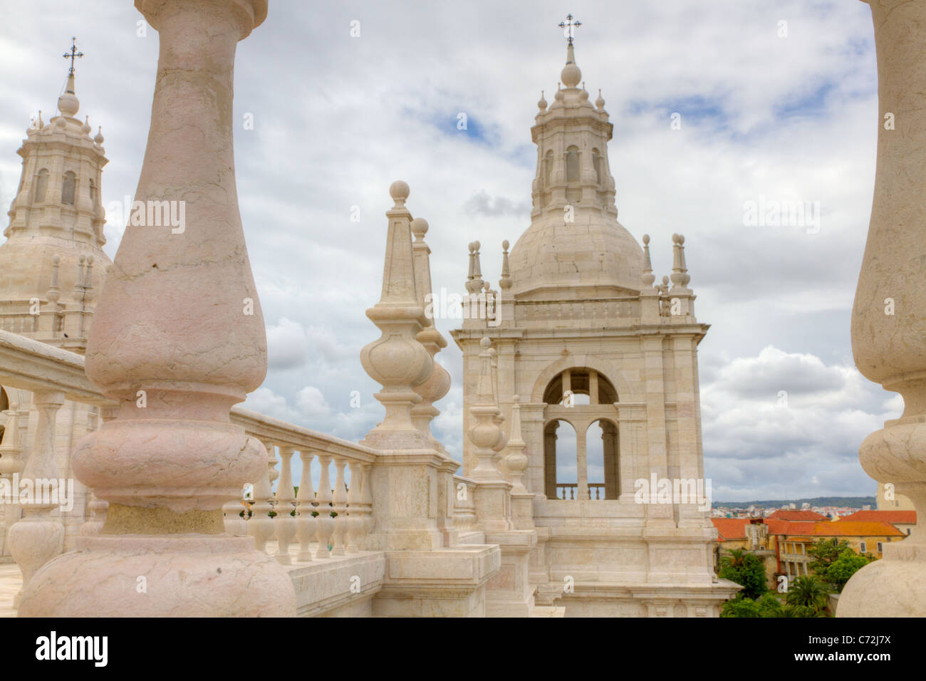 Lo stile manierista della famosa chiesa e chiostro Sao Vicente de Fora Lisbona al di sopra della città , il Portogallo. Foto Stock