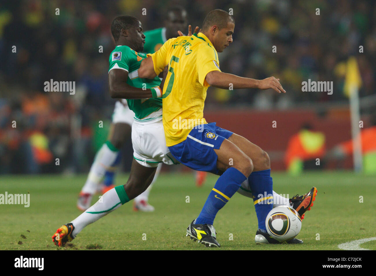 Emmanuel Eboue della Costa d'Avorio (l) difende contro Felipe Melo del Brasile (r) durante un 2010 FIFA World Cup Soccer Match. Foto Stock