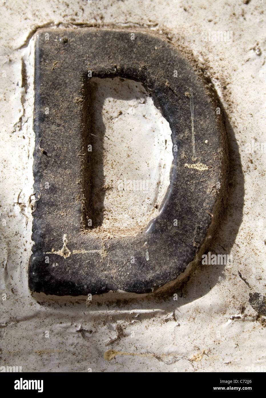 Una lettera trovata, parte di un intero alfabeto. Si prega di vedere il mio portafoglio per la serie completa. Foto Stock