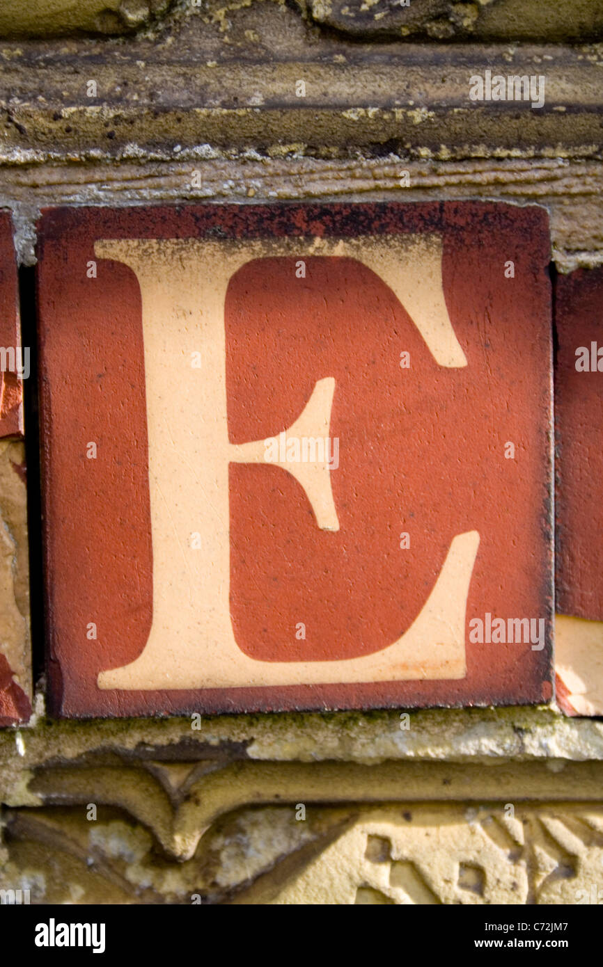 Una lettera trovata, parte di un intero alfabeto. Si prega di vedere il mio portafoglio per la serie completa. Foto Stock