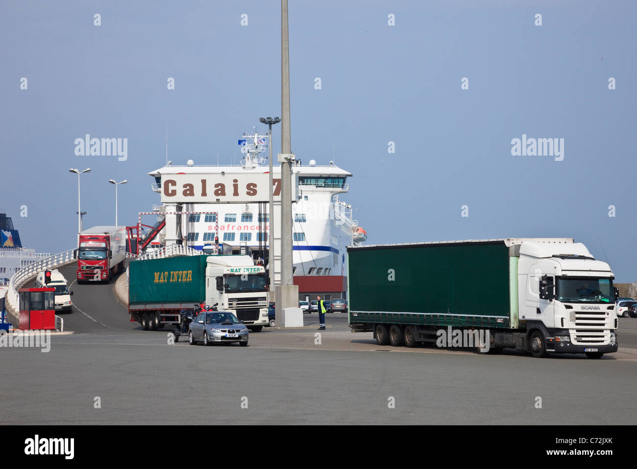 Autovetture e autocarri lo sbarco dall'Seafrance cross channel ferry da Dover al terminal del porto di Calais, in Francia, in Europa. Foto Stock