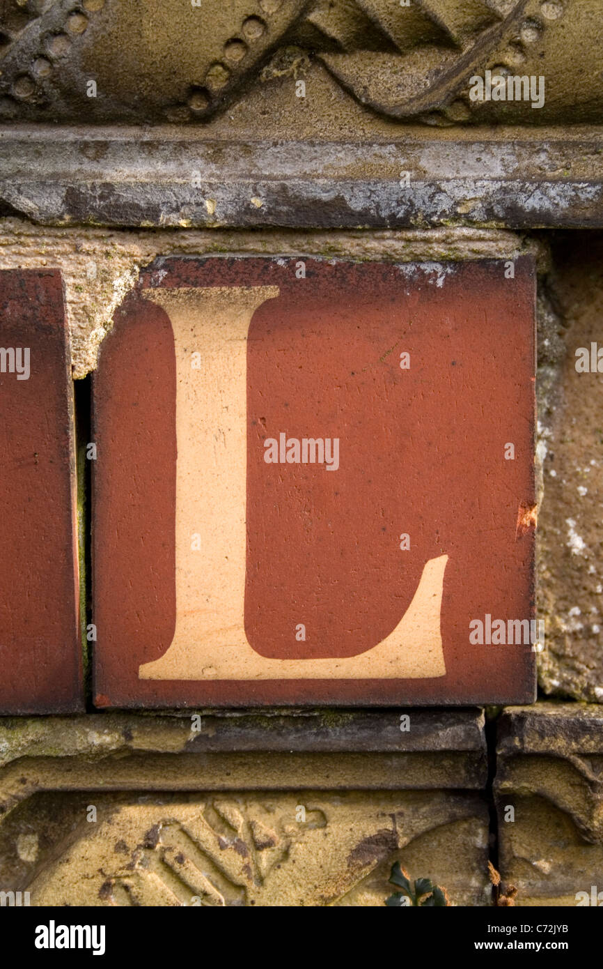 Una lettera trovata, parte di un intero alfabeto. Si prega di vedere il mio portafoglio per la serie completa. Foto Stock