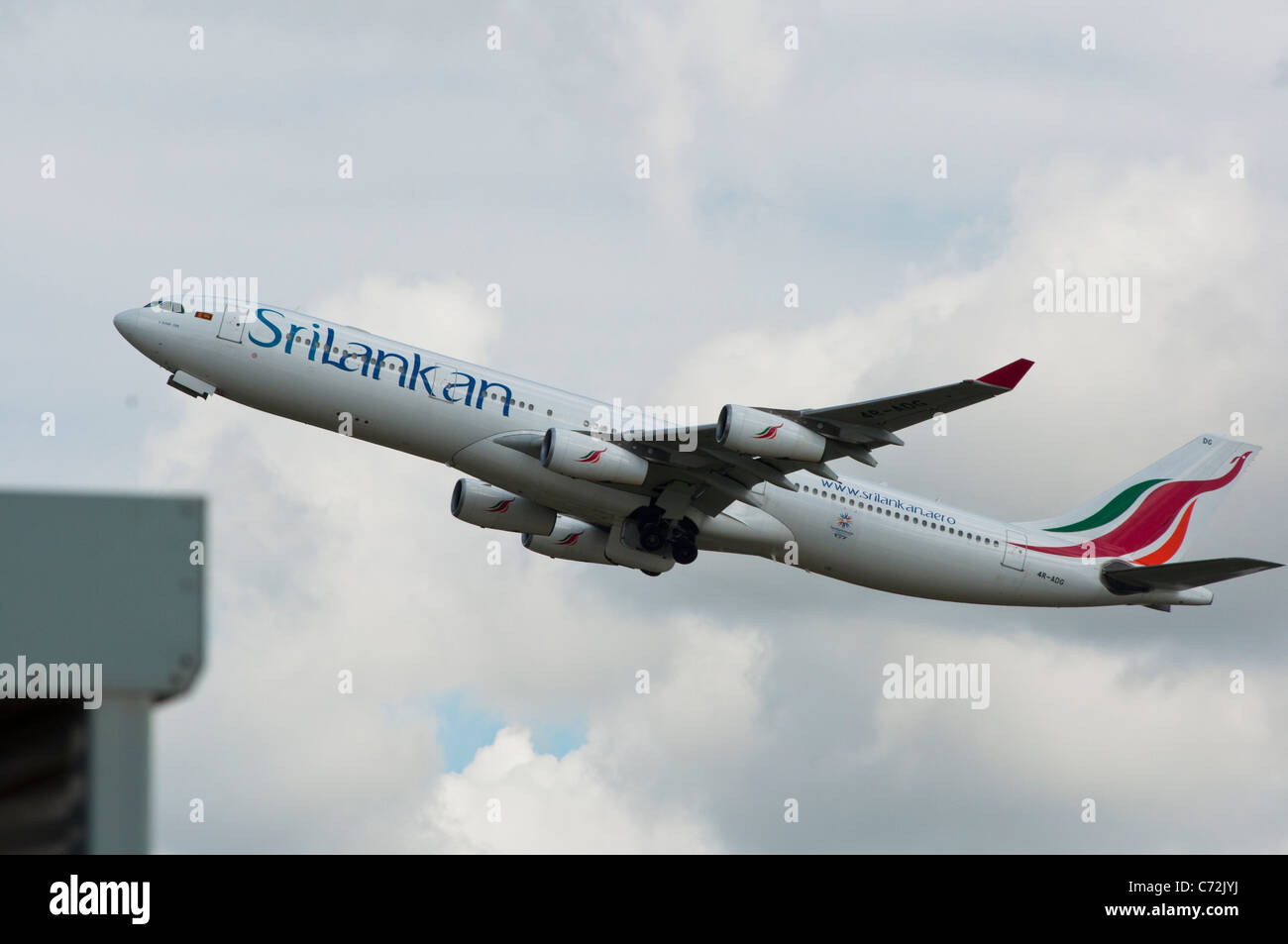 Un SriLankan aereo commerciale di decollare al Terminal 5 di Heathrow airport. Regno Unito. Foto Stock
