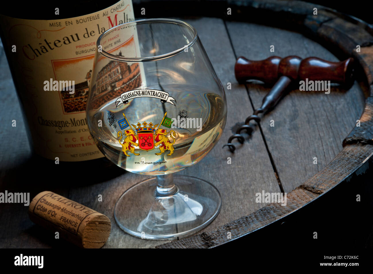 Chateau de la Maltroye degustazione vino situazione in cantina con tappo di vetro e una bottiglia di Chassagne-Montrachet fina e bianca di vino di Borgogna Cote d'Or Francia Foto Stock