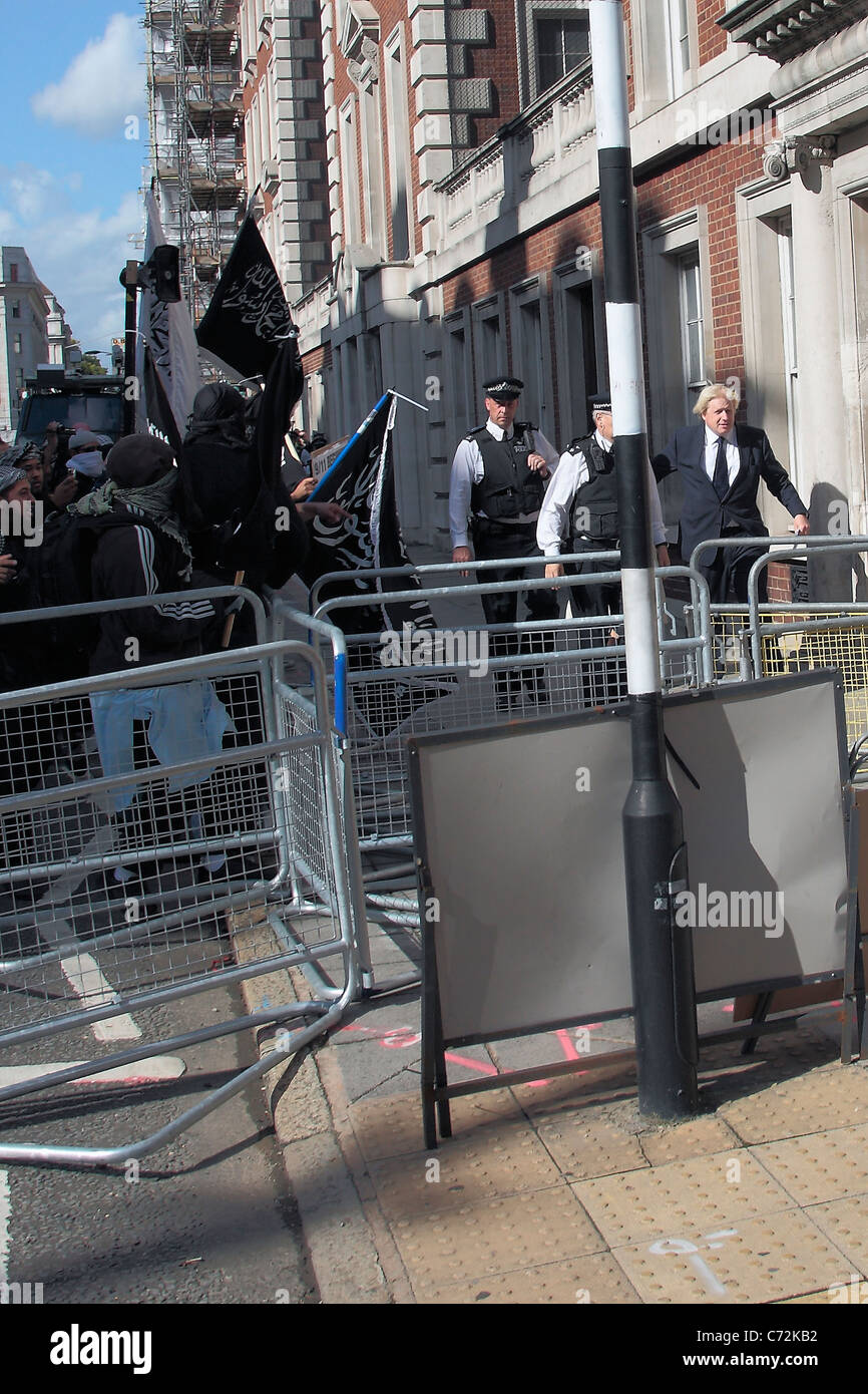 Scorta di polizia il sindaco di Londra Boris Johnson attraverso estremista musulmano protesta vicino ambasciata americana a Londra Foto Stock