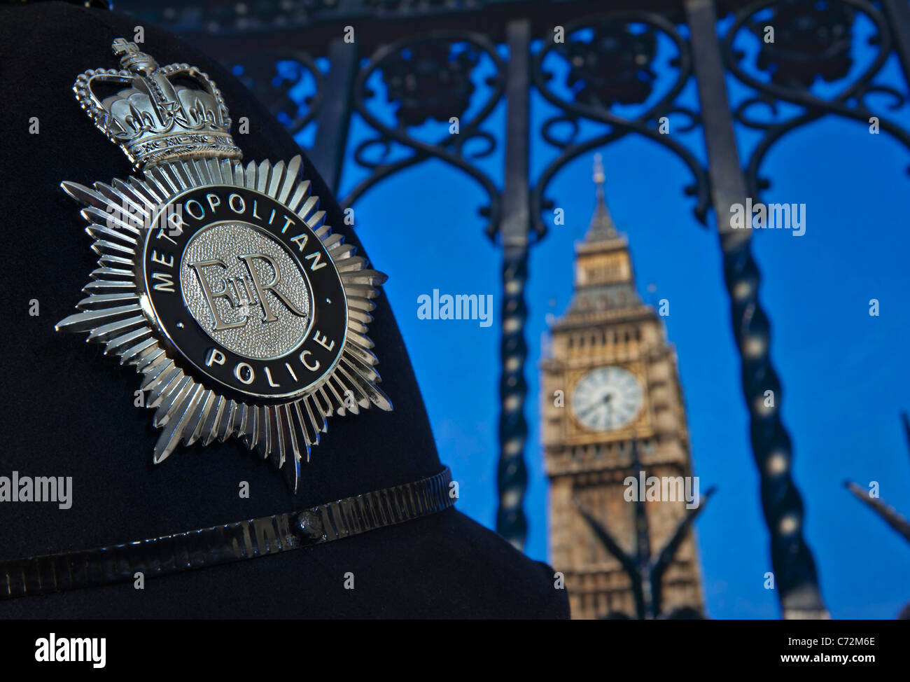 La Metropolitan Police badge casco Westminster STOP & ricerca fuori casa del Parlamento sul terrorismo avviso dovere di protezione Westminster London REGNO UNITO Foto Stock