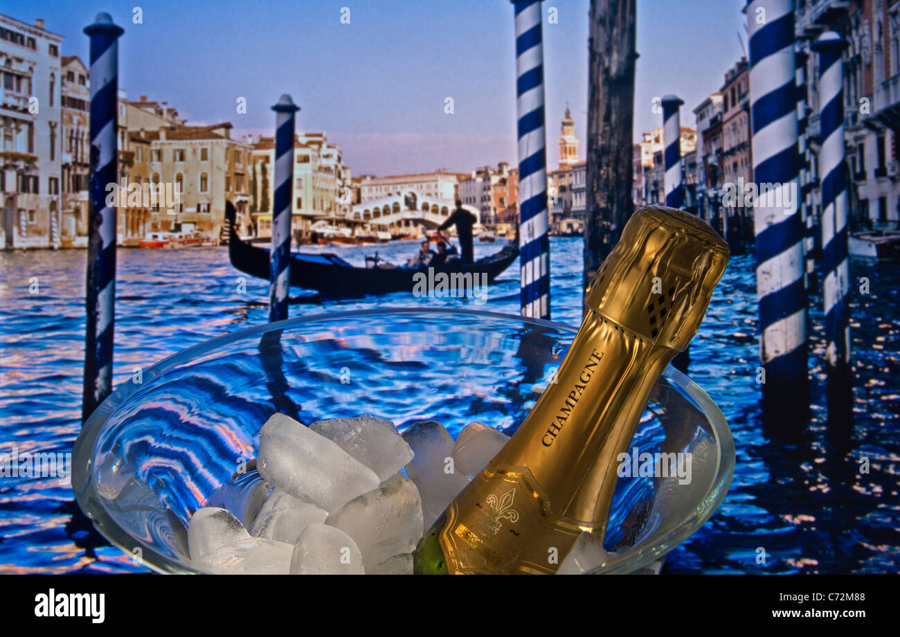 Concetto / bottiglia di champagne su ghiaccio con gondola veneziana e il Ponte di Rialto dietro. Venezia Italia Foto Stock